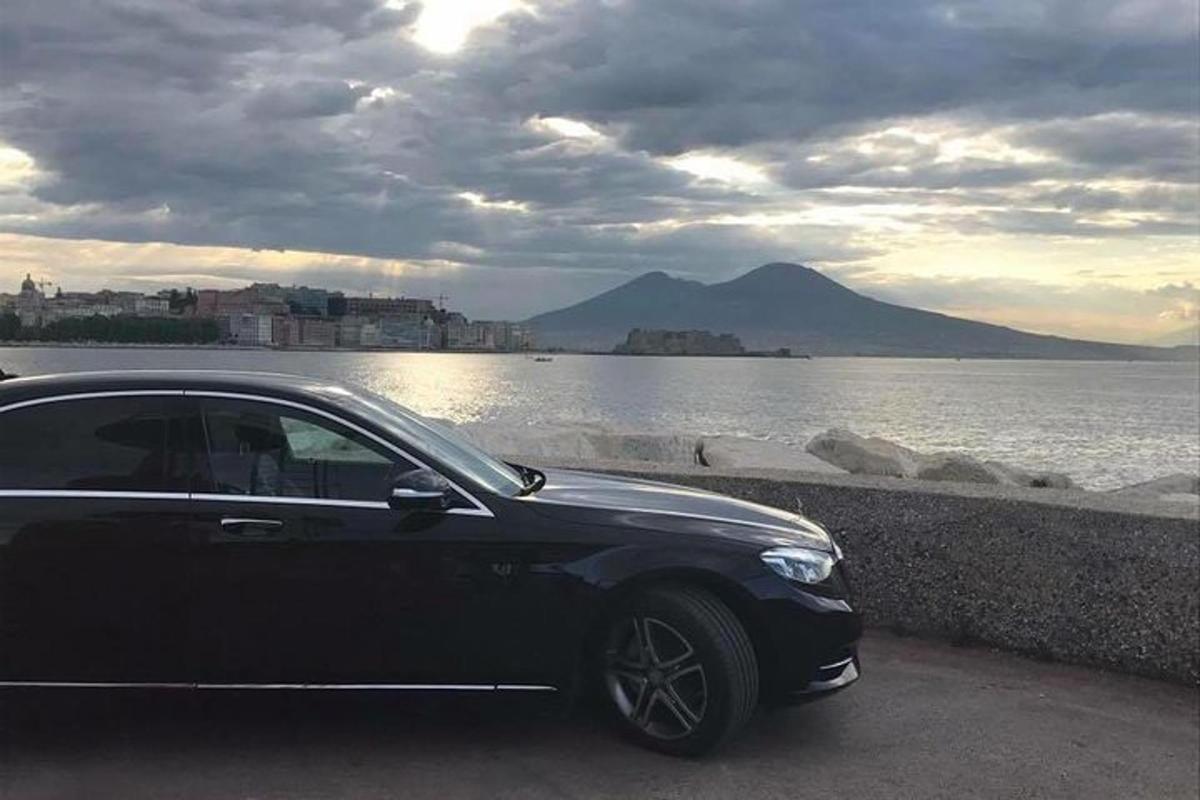 sebuah kereta hitam diletakkan di sebelah air