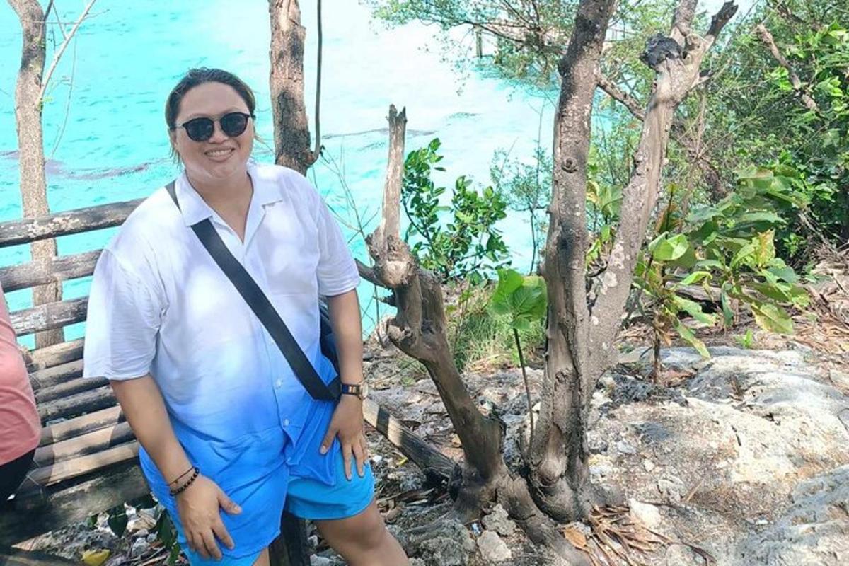 seorang wanita berdiri di samping air