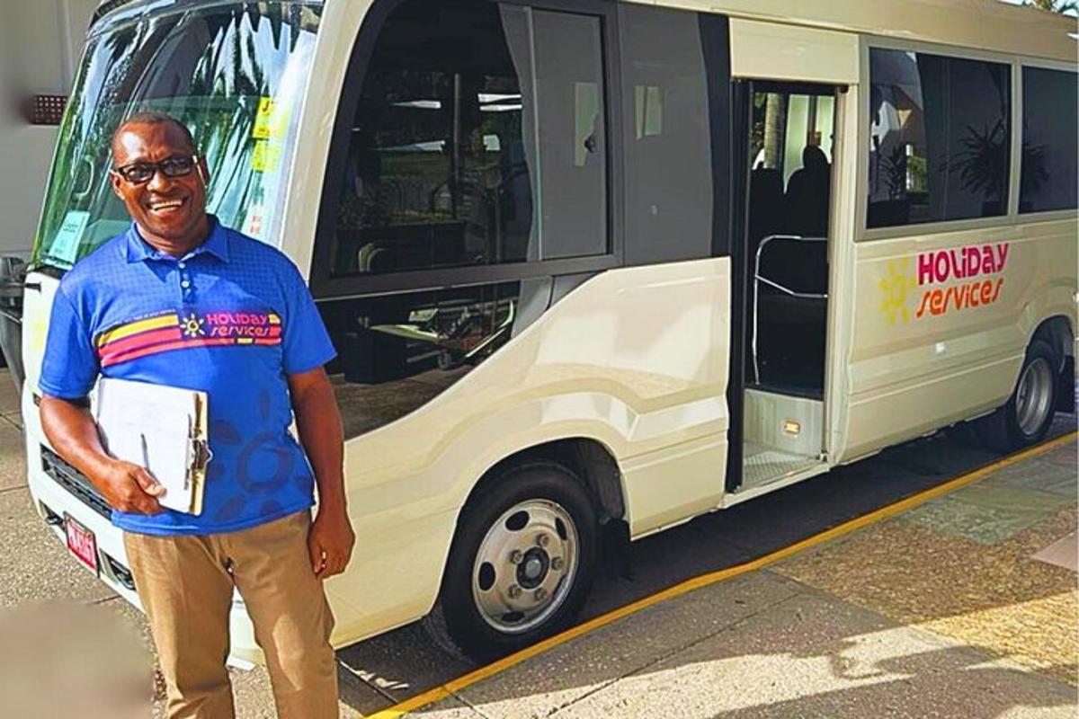 čovjek stoji ispred autobusa