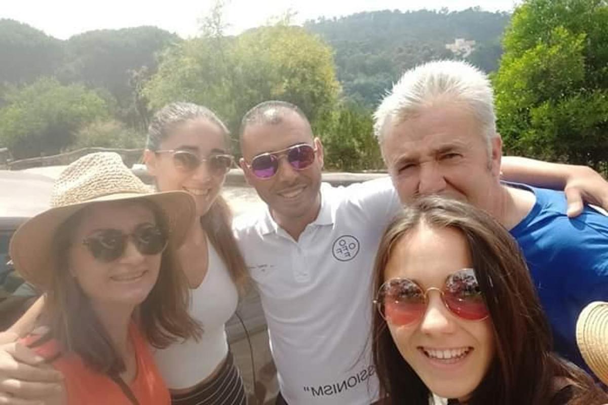 fotoğraf çektirmek için poz veren bir grup insan