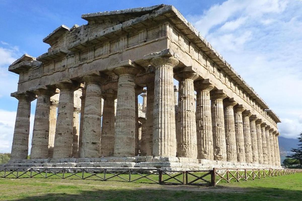un grande edificio con colonne in un campo