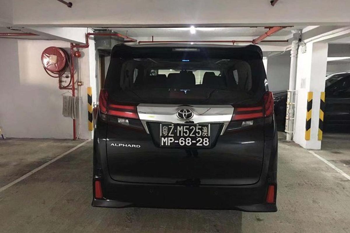ein Auto steht in einem Parkhaus