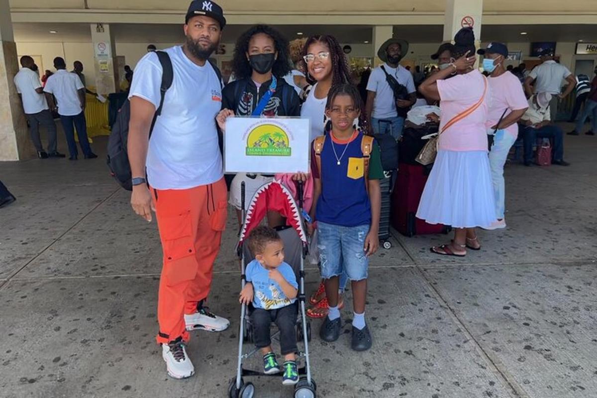 un gruppo di persone che posano per una foto con un bambino