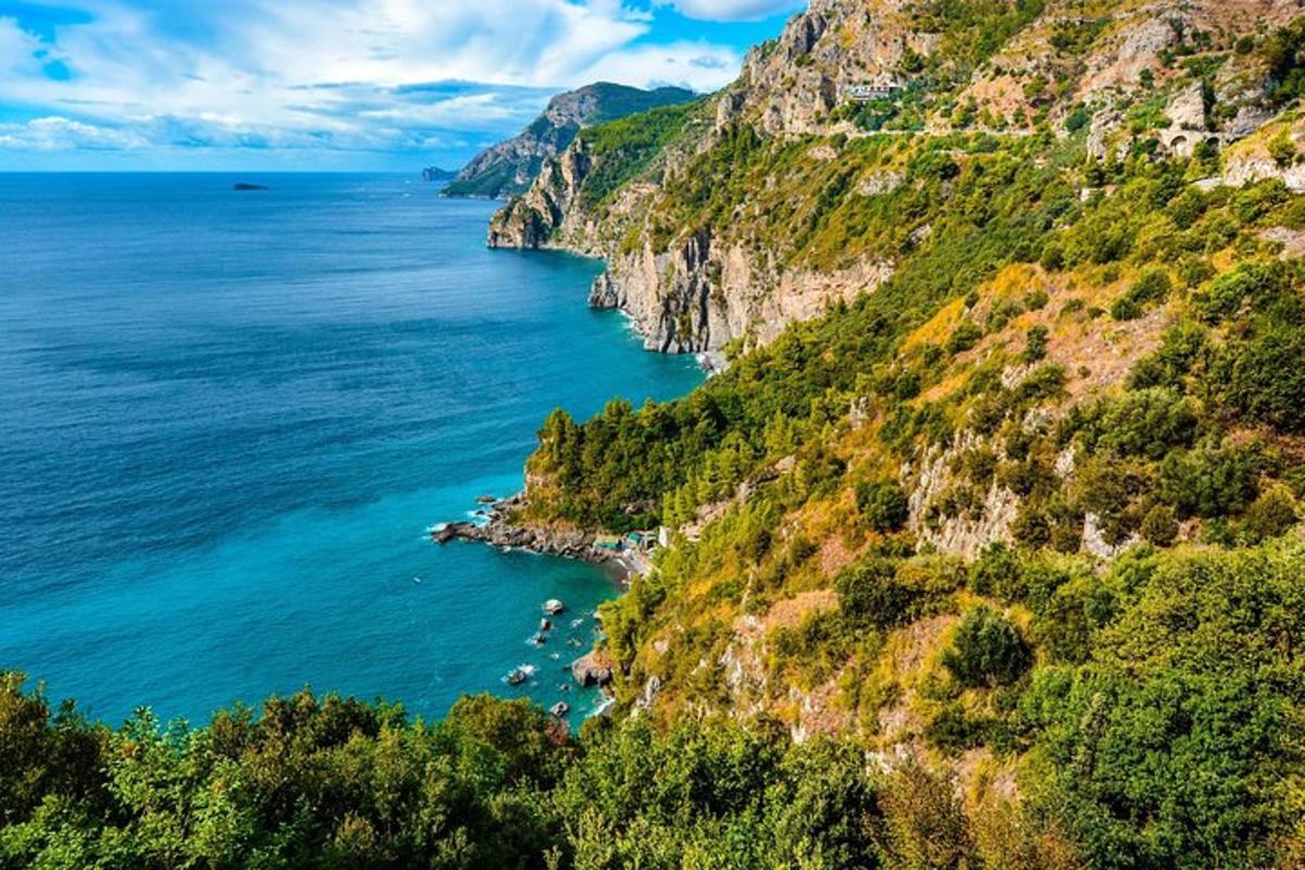 widok na wybrzeże Amalfi we Włoszech