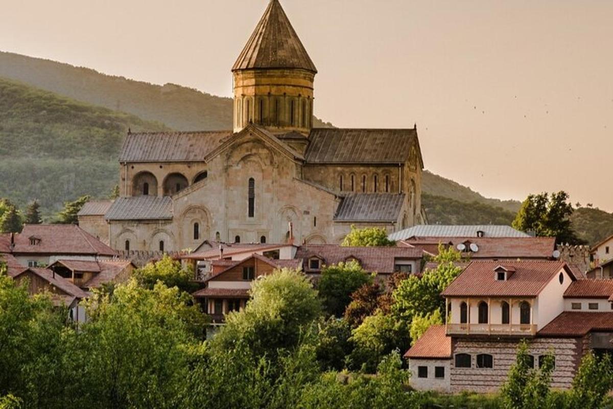 veca ēka ar torni pilsētas virsotnē