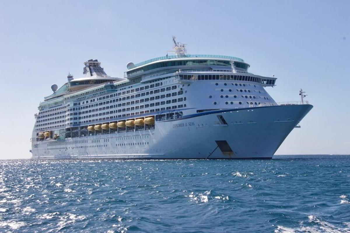 o navă de croazieră stând în ocean