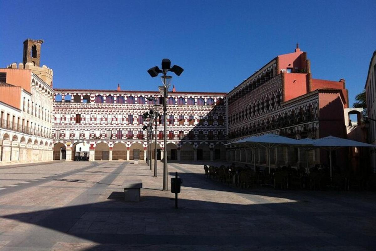 un grande edificio con un lampione di fronte