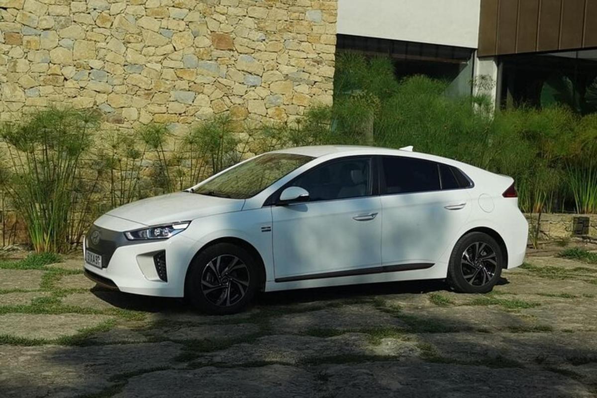 valge auto pargitud hoone ette