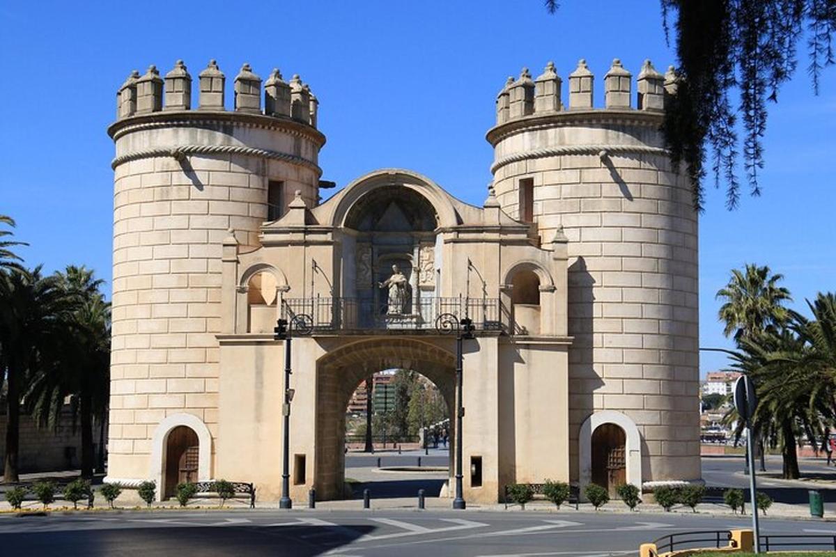 un edificio con un arco in un parco