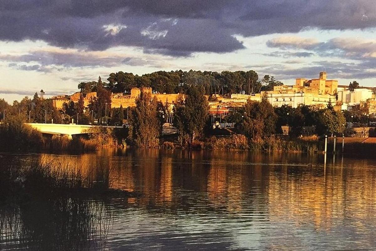 una vista di una città da un lato dell'acqua