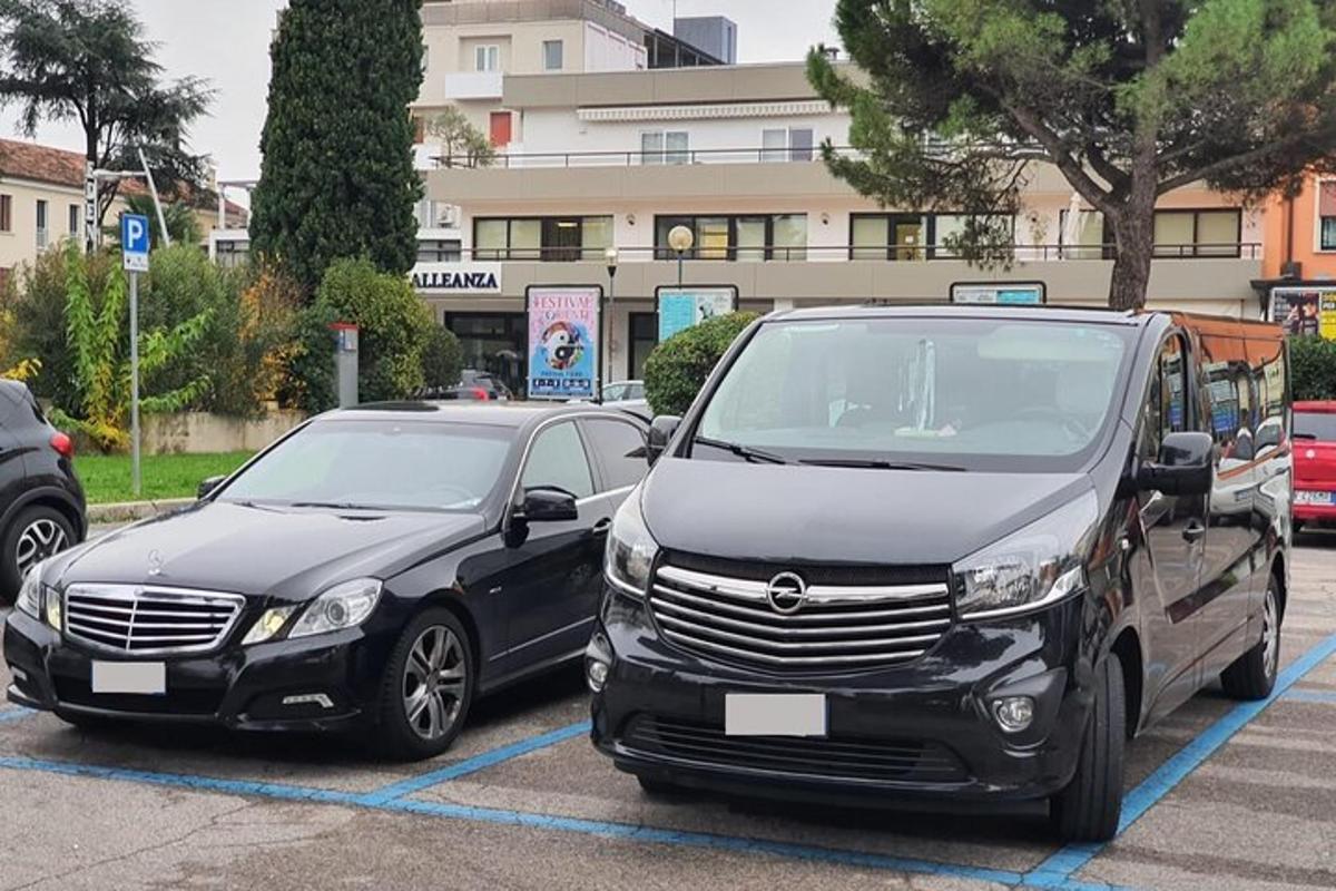 dvě auta zaparkovaná vedle sebe na parkovišti