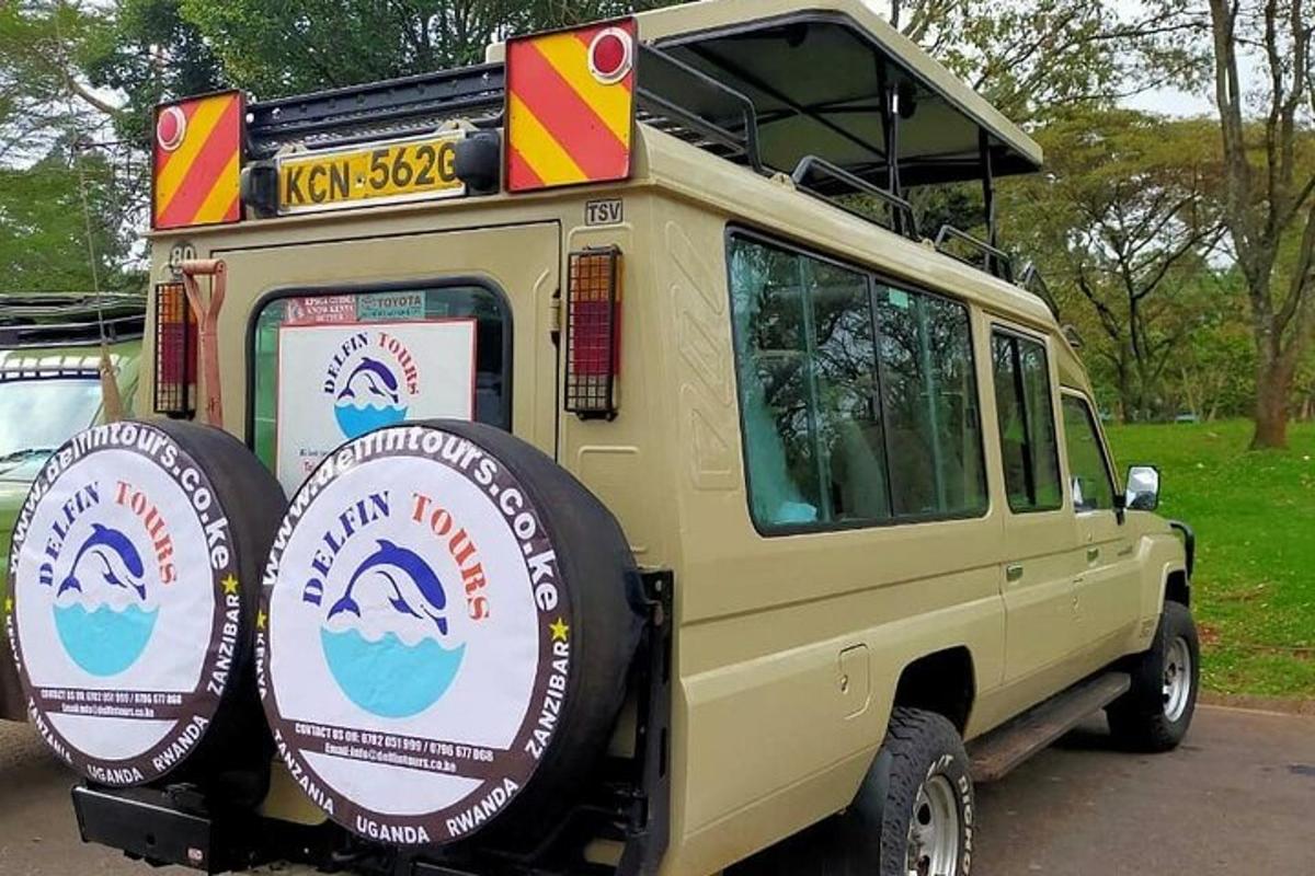 žlutá dodávka se dvěma velkými pneumatikami na zadní straně