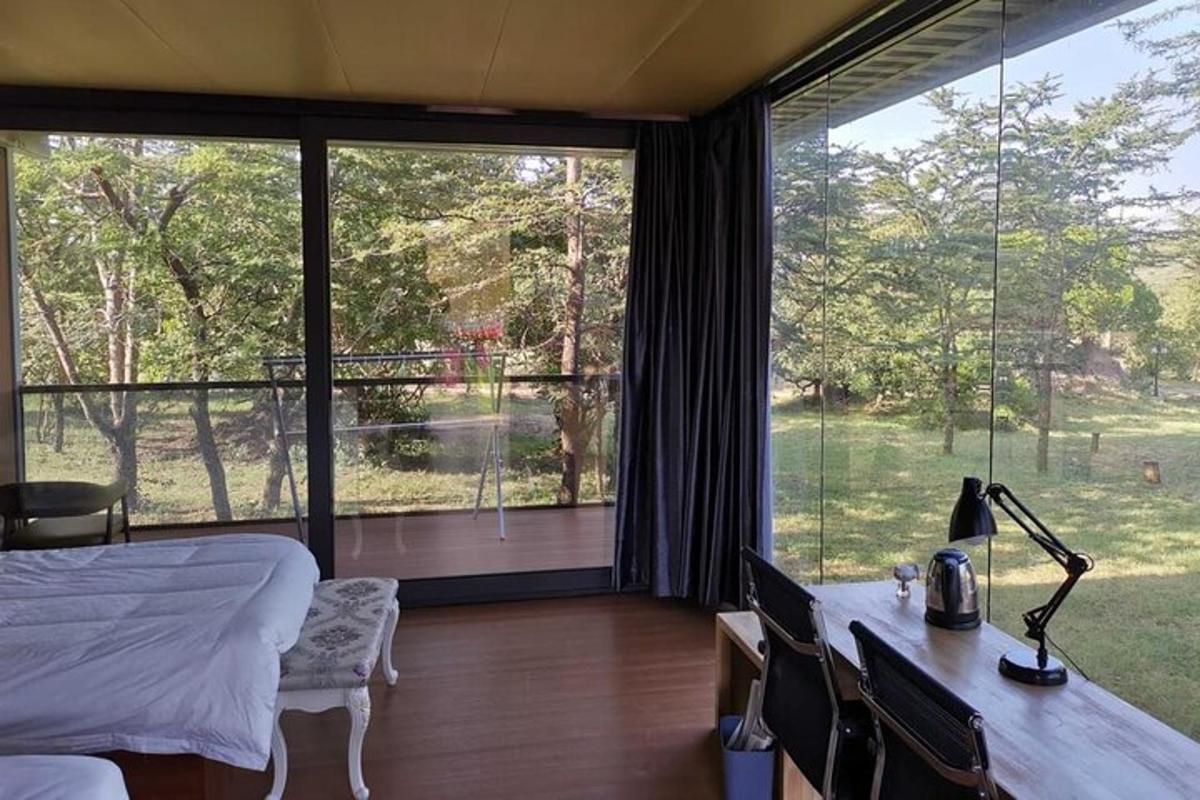 um quarto com uma cama e uma janela grande