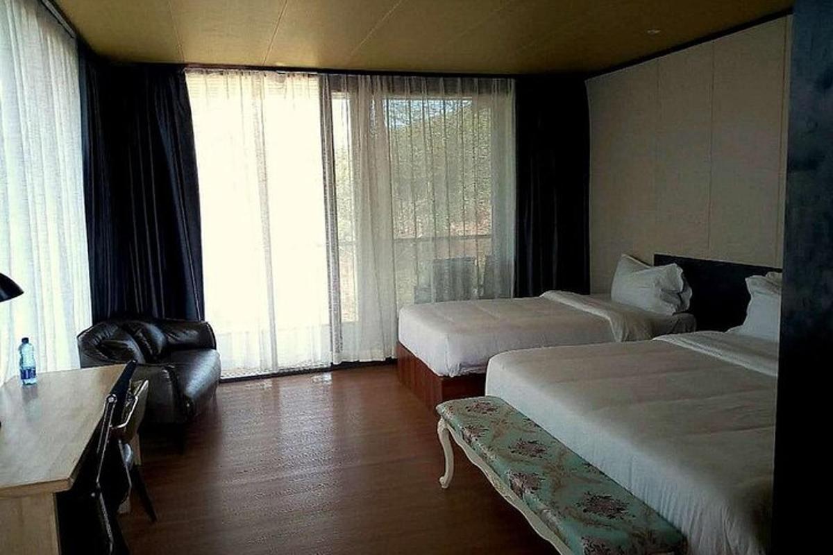 Una habitación de hotel con dos camas y un escritorio.
