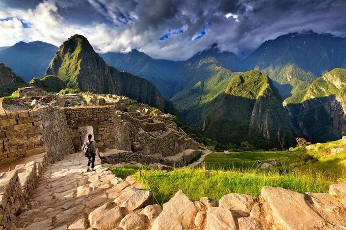 una persona caminant per un camí de pedra a la muntanya
