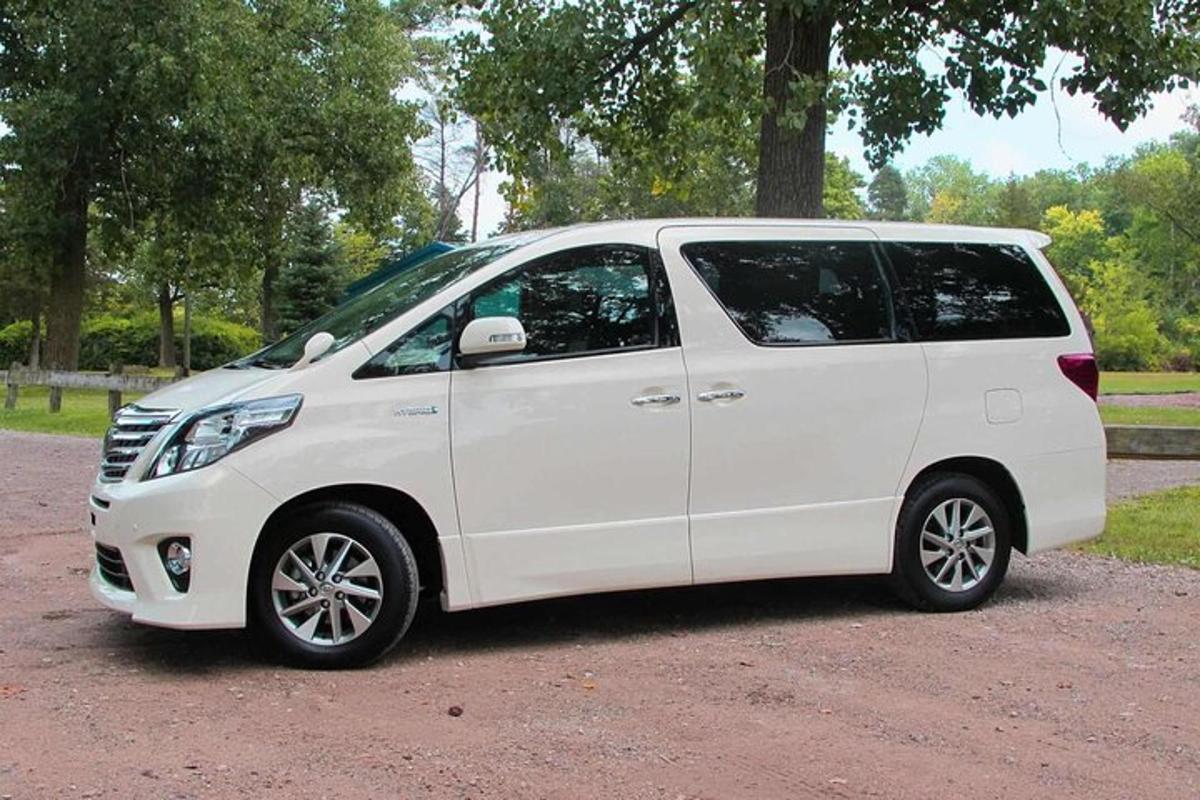 sebuah van putih diletakkan di sebuah taman