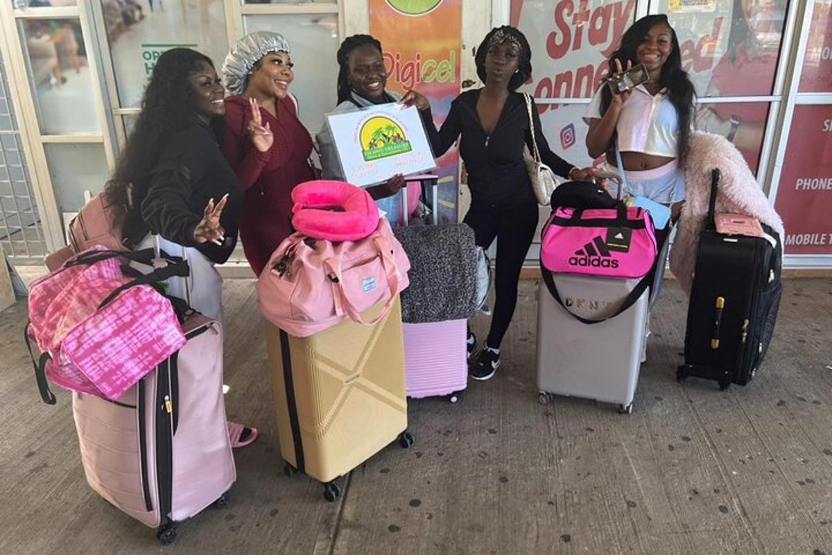 en gruppe mennesker står med deres bagage