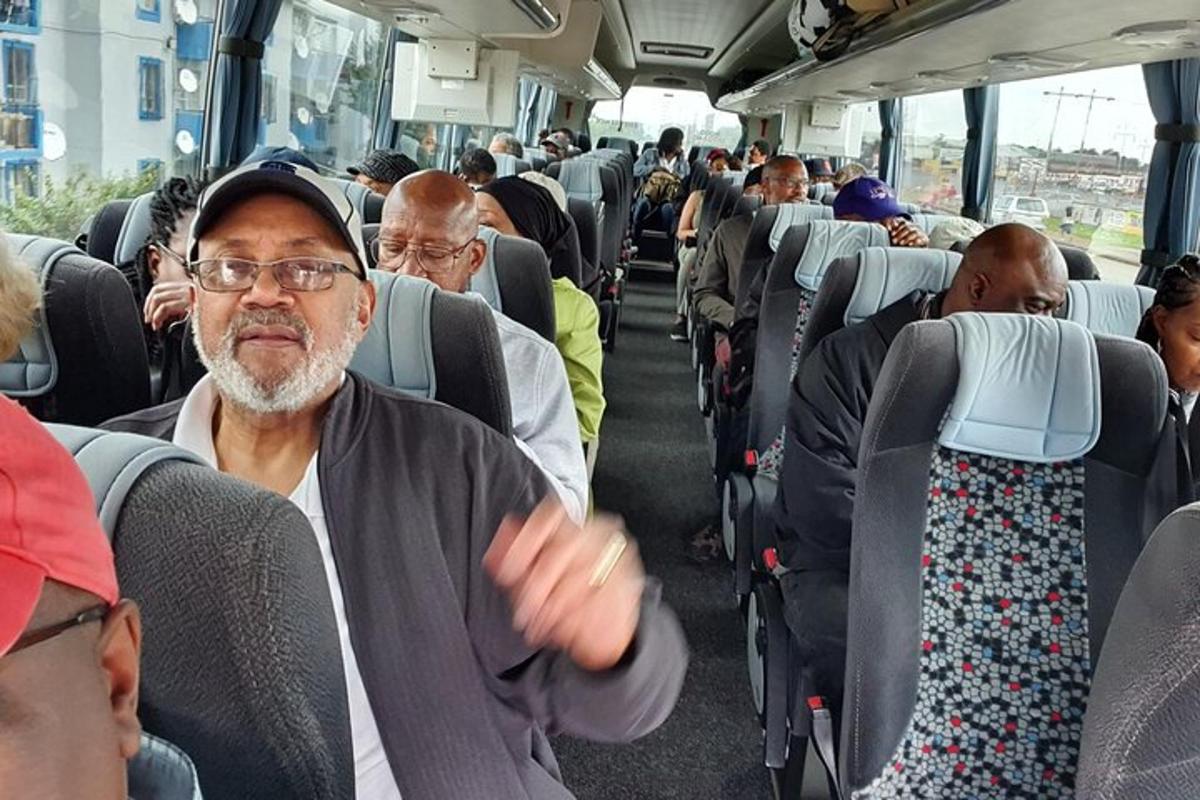 en gruppe mennesker som sitter på en buss