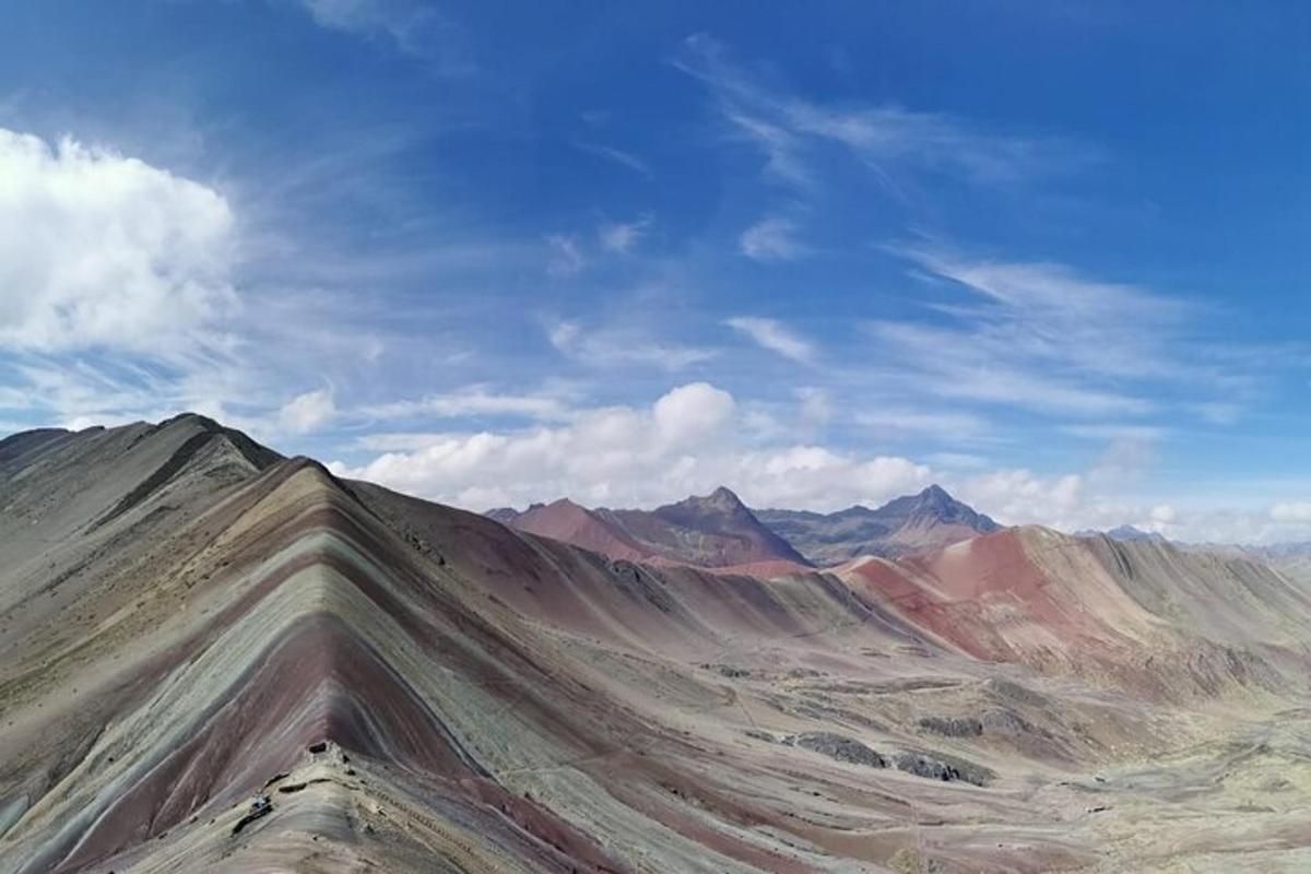 uma vista de uma cadeia de montanhas sob um céu nublado