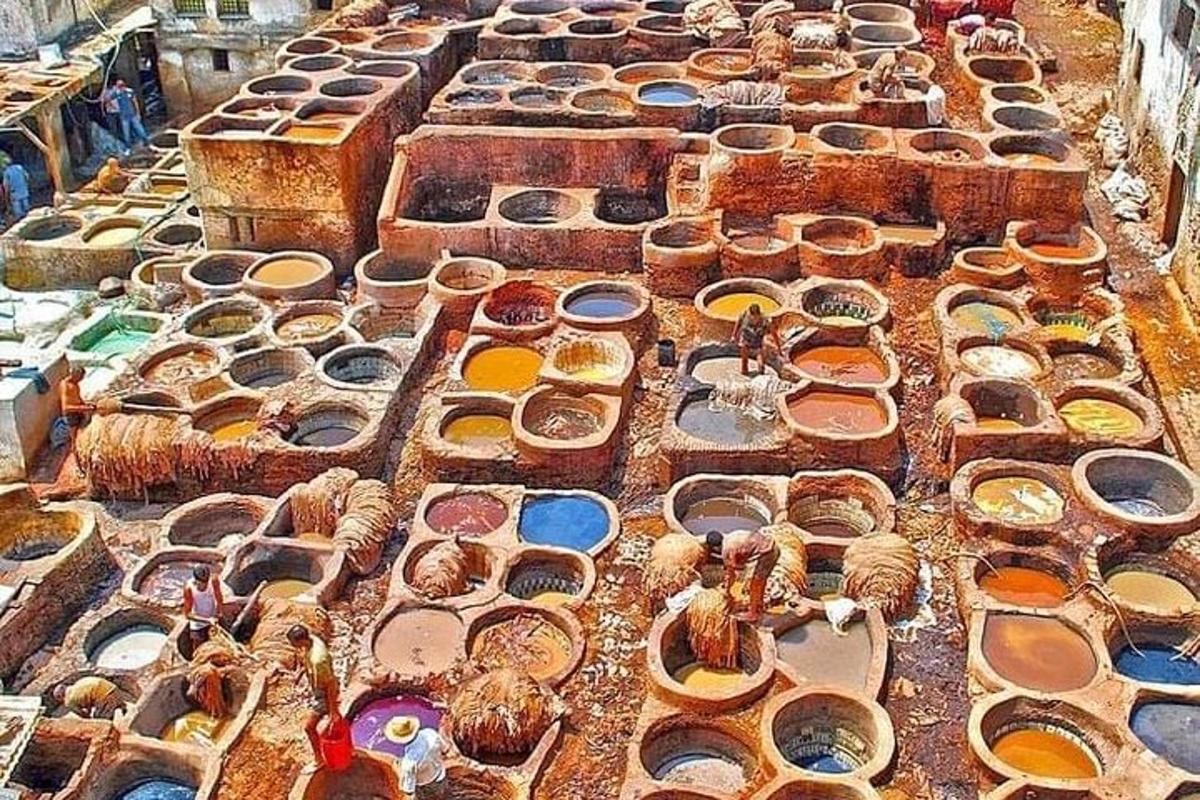 o grămadă de diferite tipuri de ceramică pe o masă