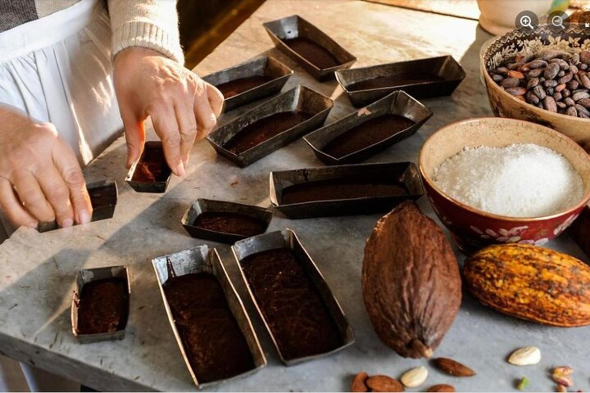 una persona sta preparando cioccolato e noci su un tavolo
