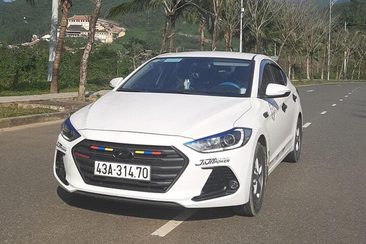 um carro branco está dirigindo na estrada