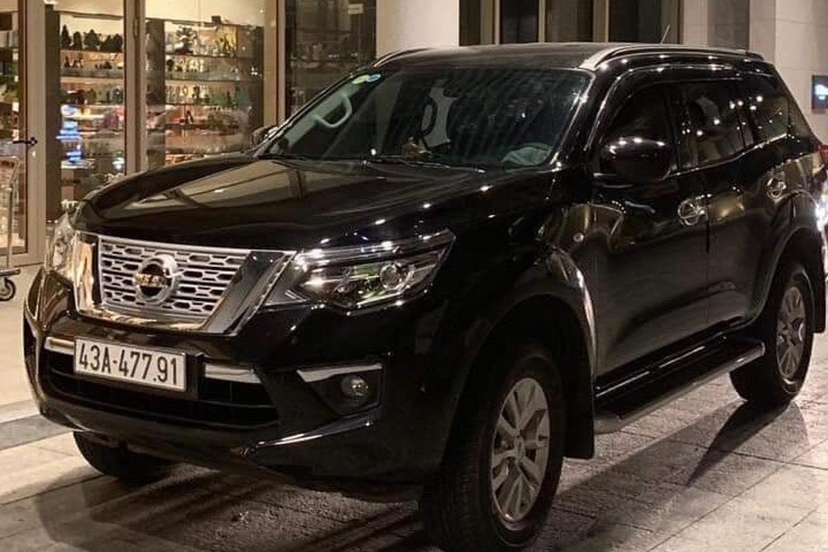 sebuah suv hitam diletakkan di sebuah kedai