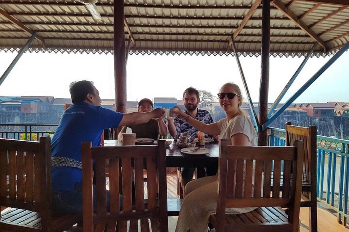 skupina lidí sedících u stolu v restauraci