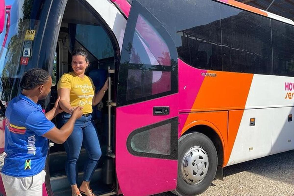 một người đàn ông và một người phụ nữ đang lên xe buýt