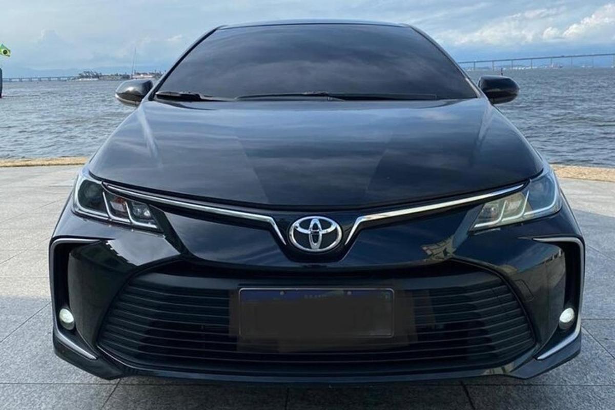egy vízparton parkoló Toyota Camry elölnézete