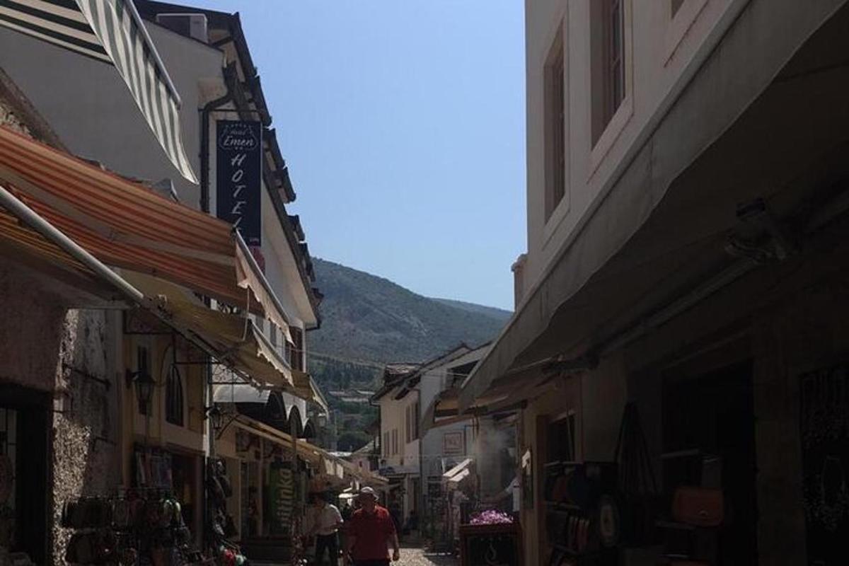 un gruppo di persone che camminano lungo una strada con edifici