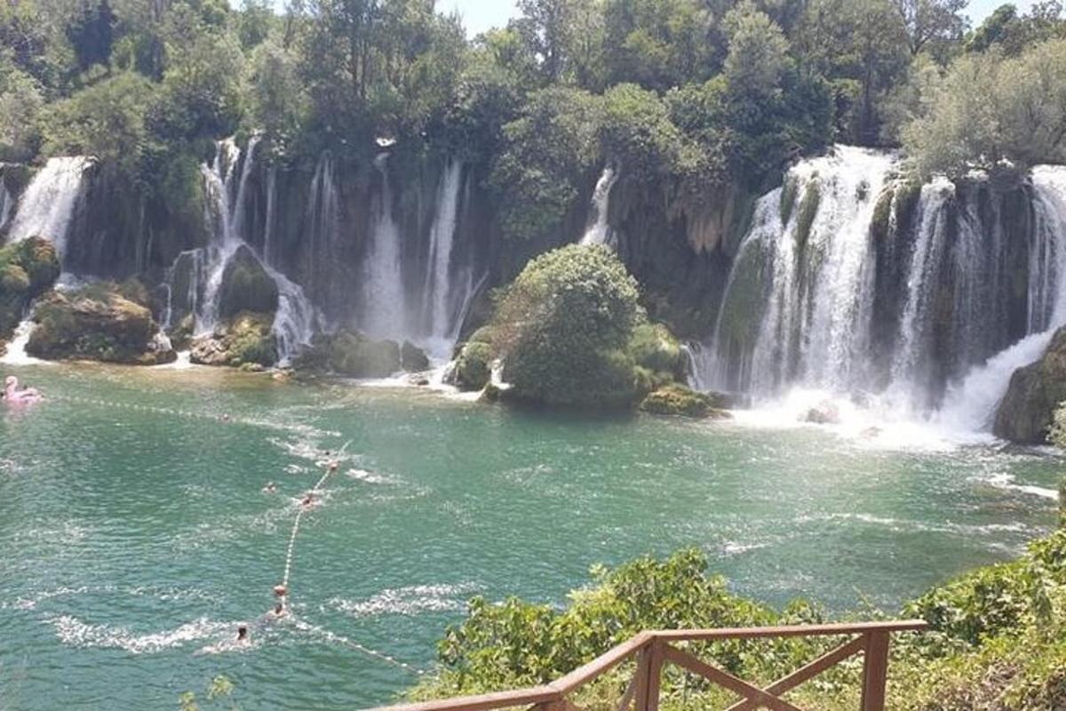 ein Wasserfall vor einem Gewässer
