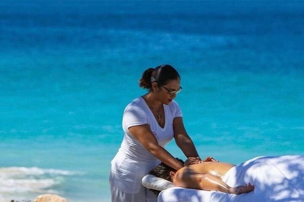 seorang wanita di pantai bermain dengan seorang kanak-kanak