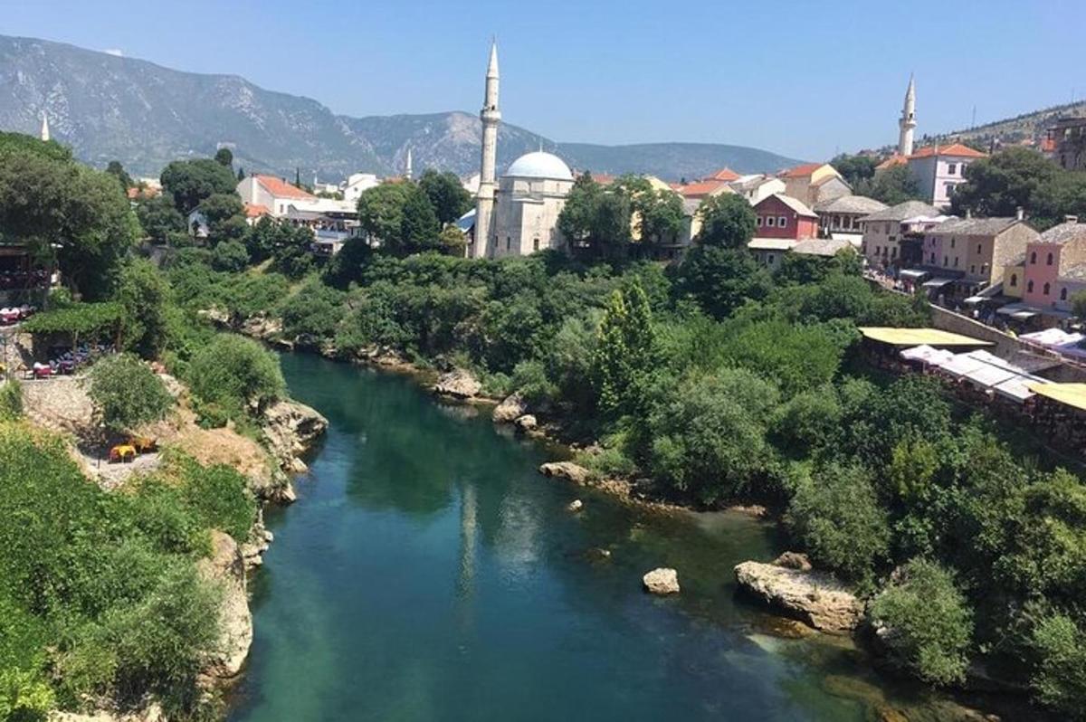 ein Blick auf einen Fluss mit einer Stadt im Hintergrund
