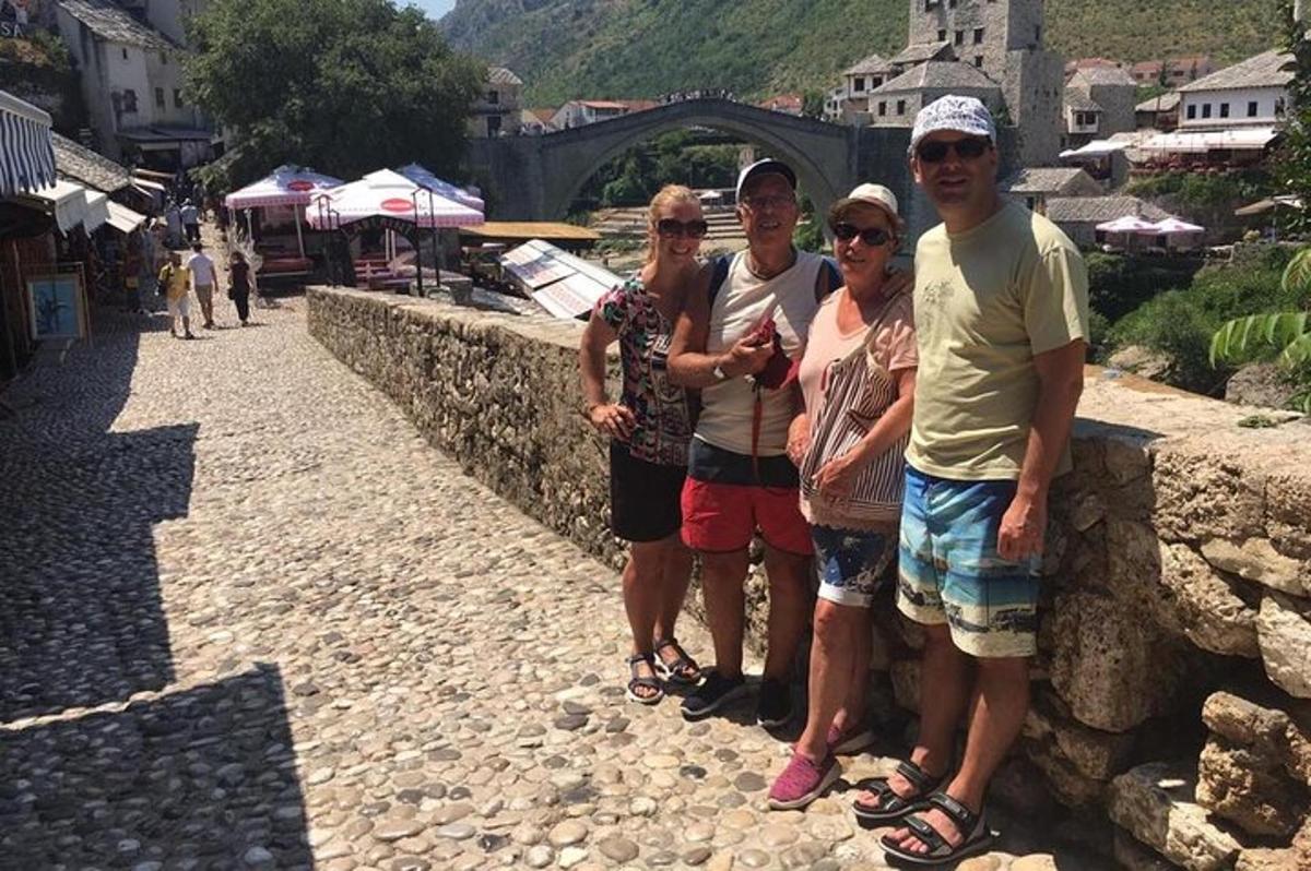 un gruppo di persone in piedi su una strada di pietra