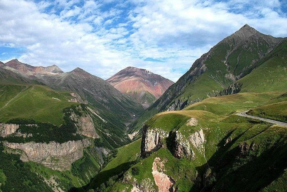 поглед на планински ланац са зеленим планинама