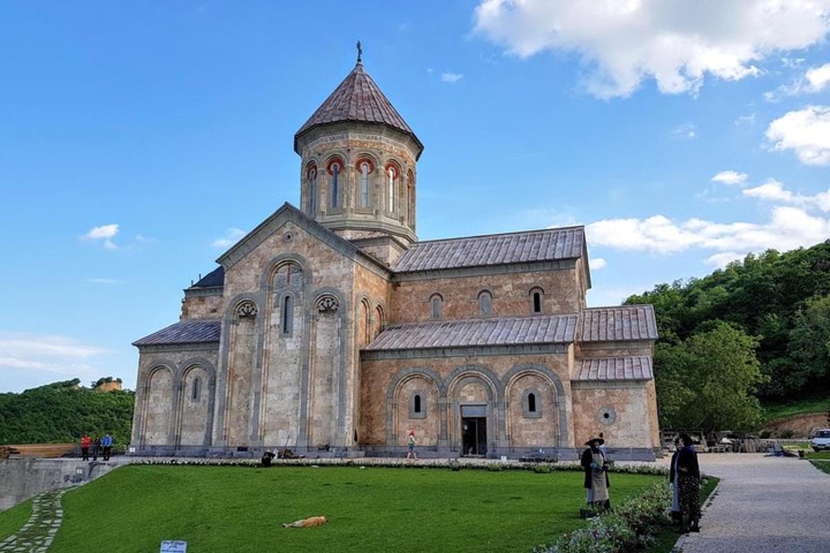стара црква са торњем на травнатом пољу