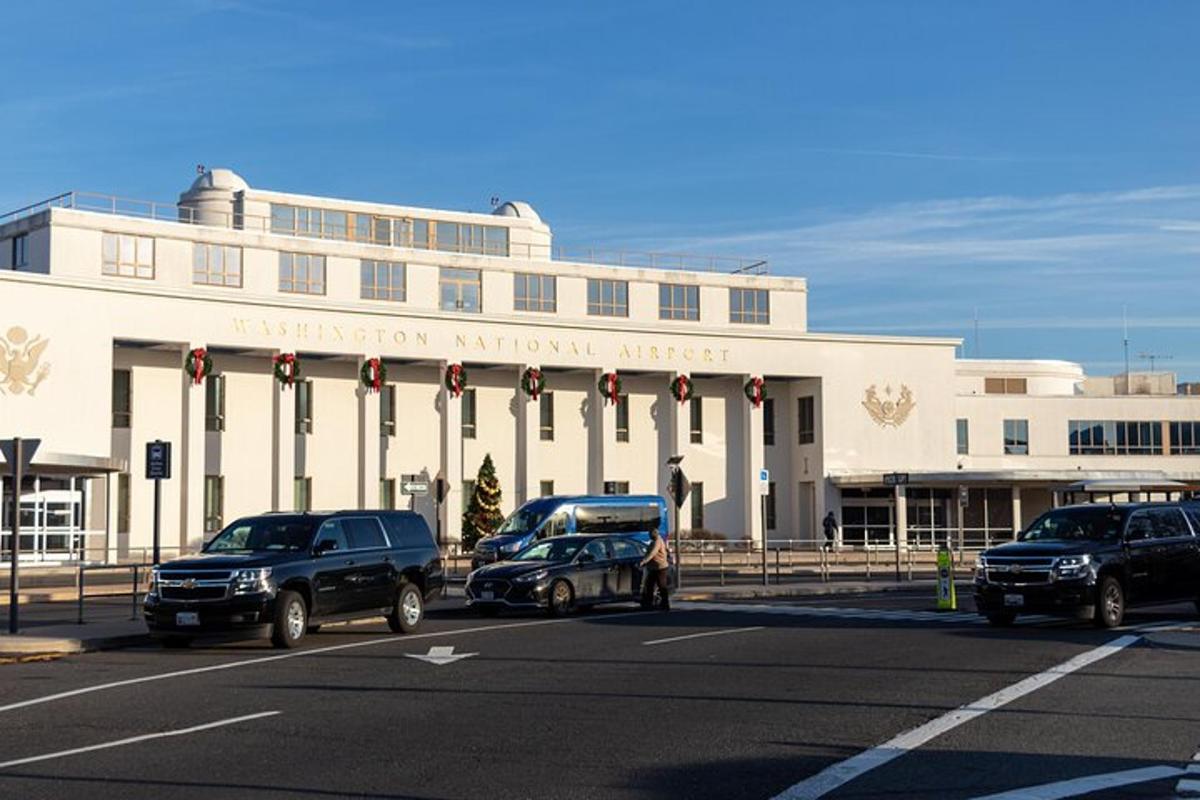 Dos camiones estacionados frente a un edificio blanco
