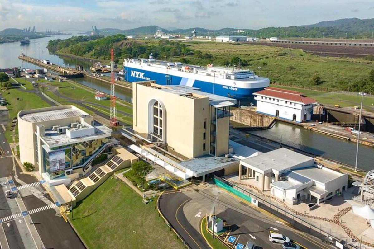 une vue aérienne d'une usine avec une rivière