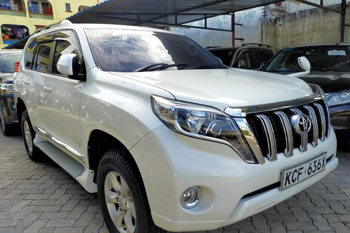 bílé SUV zaparkované na parkovišti