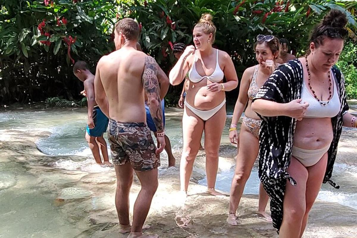 sekelompok orang dengan pakaian renang di pantai