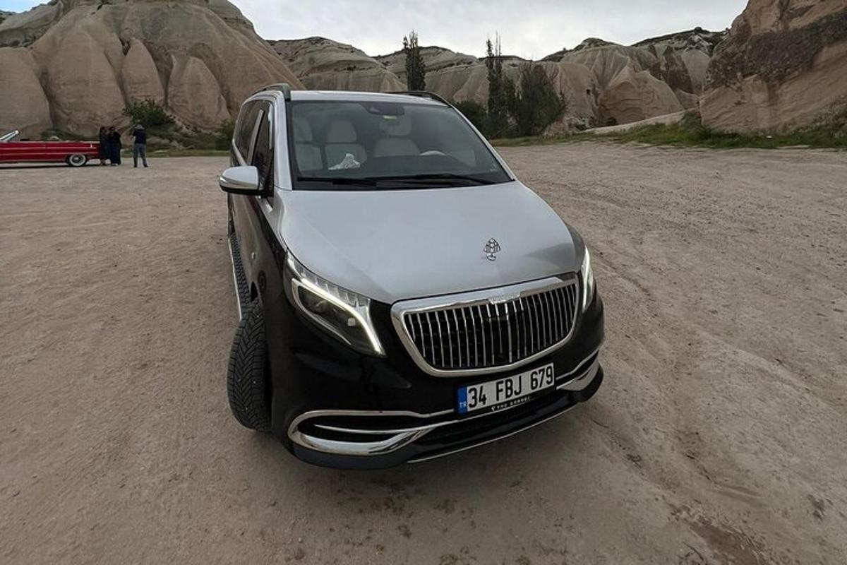 bílé a černé auto zaparkované v poušti