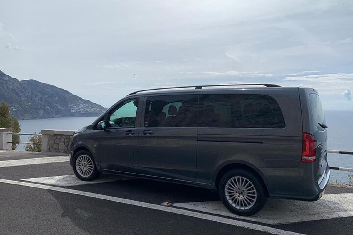 uma van estacionada em um estacionamento perto da água