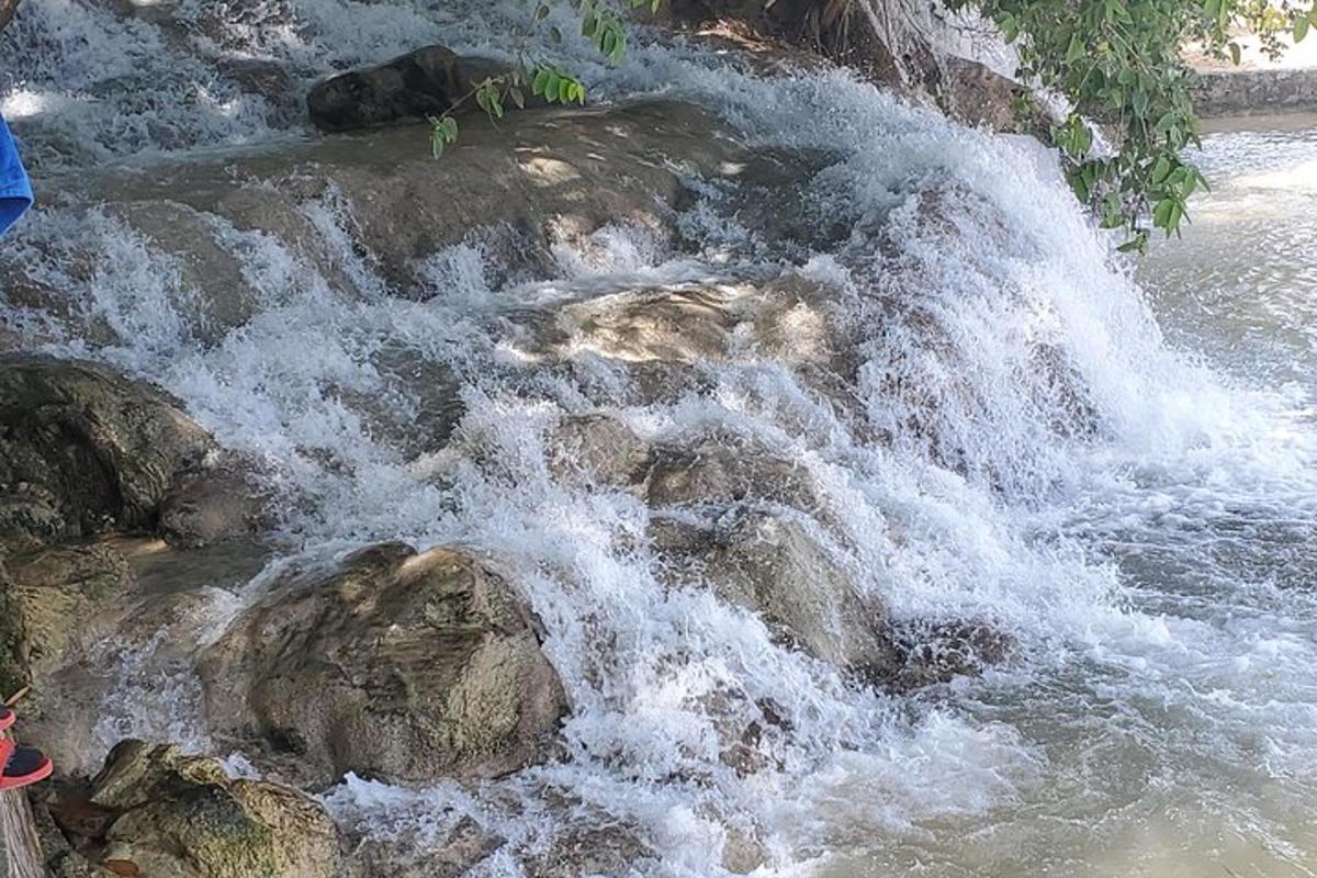 una petita cascada amb roques en un riu
