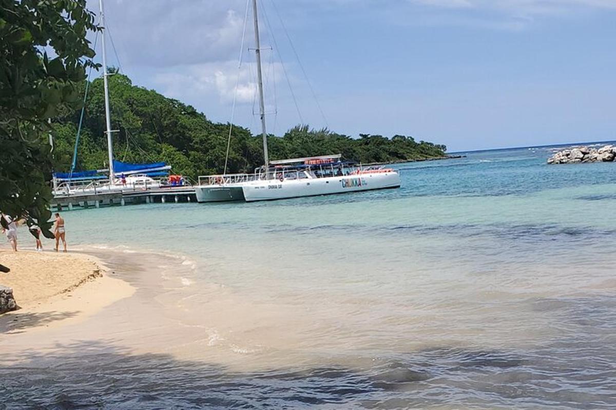 brod je privezan na plaži pored plaže