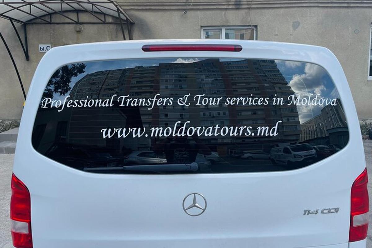 cửa sổ sau của một chiếc xe màu trắng có biển báo trên đó
