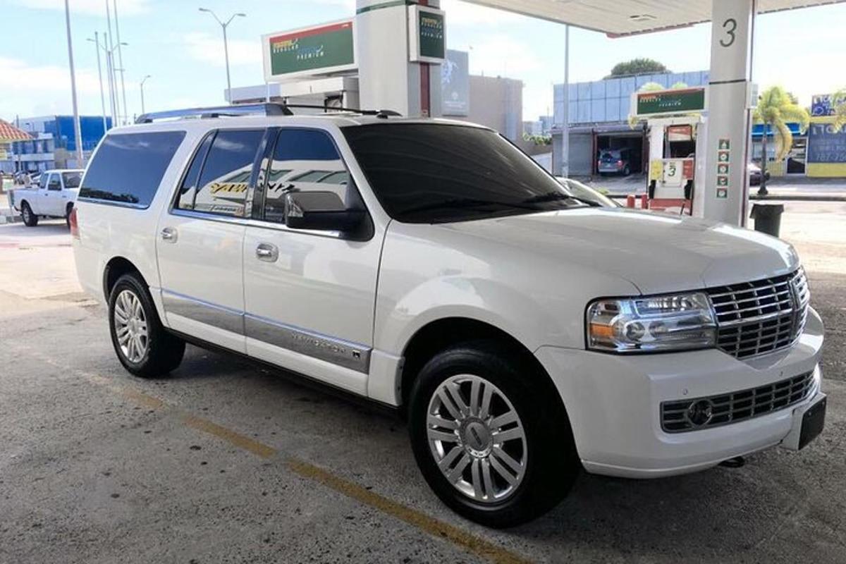 un SUV bianco parcheggiato in una stazione di servizio