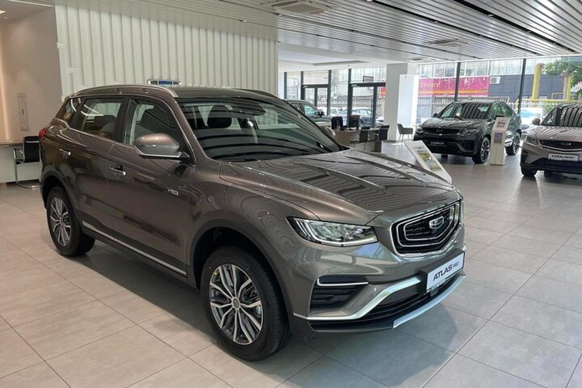 серебристый автомобиль, припаркованный в автосалоне
