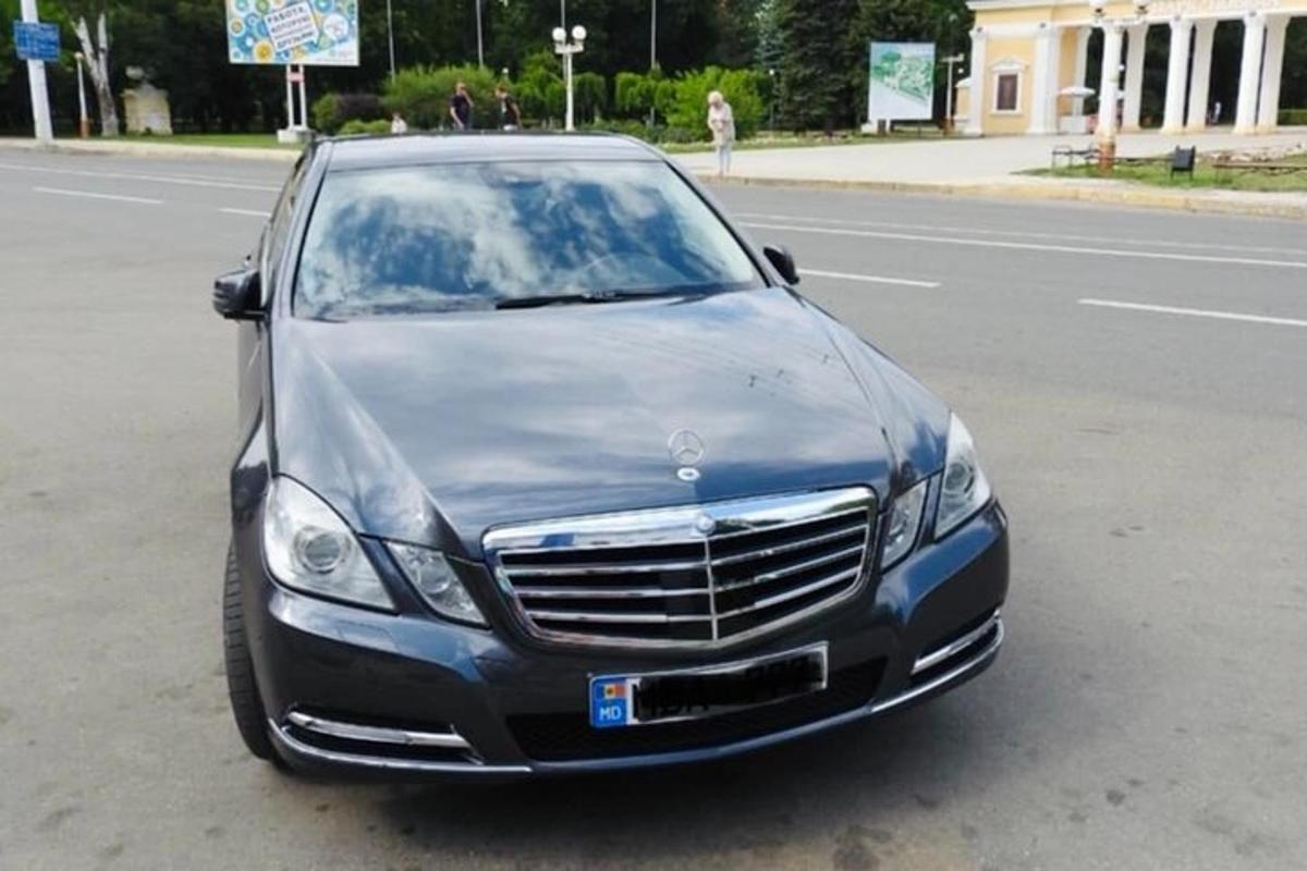 một chiếc xe màu đen đỗ bên lề đường