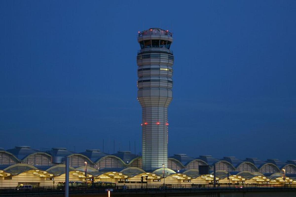 una torre de control en un aeropuerto por la noche